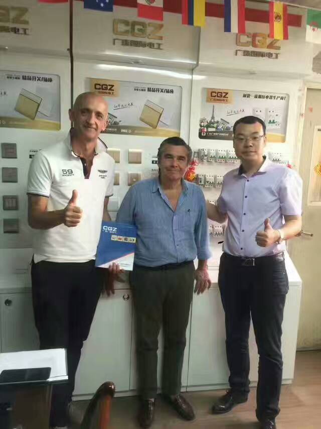 意大利著(zhù)名光頭教練對我們廣珠電氣產(chǎn)品很滿(mǎn)意！第二次蒞臨我司洽談合作！